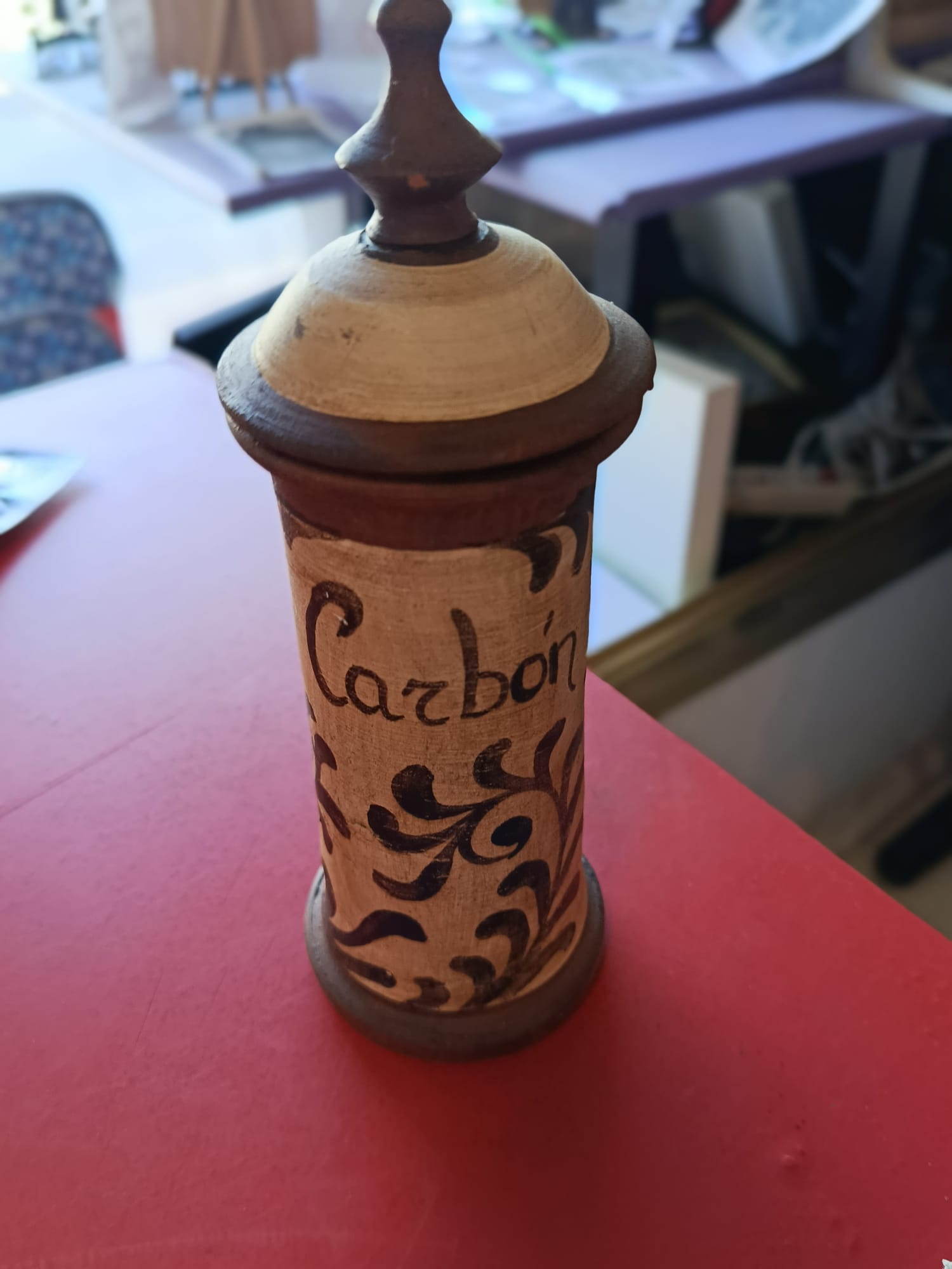 Tarro guarda carbón